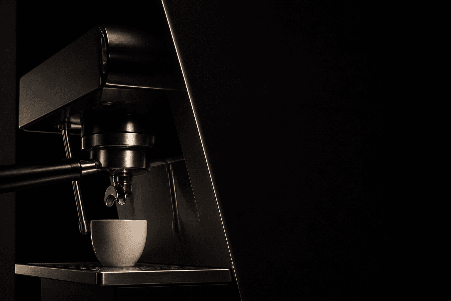 Máquina profissional de espresso em metal escuro